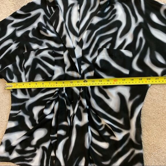 Violet & Claire black white animal print blouse L - Picture 5 of 7